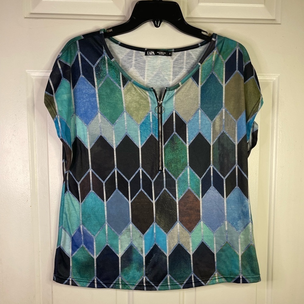 Lapa patten short sleeve‎ quarter zip blouse.